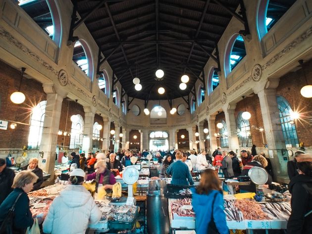 In de markthal met vis koop je vis en zeevruchten die dezelfde ochtend nog zijn gevangen