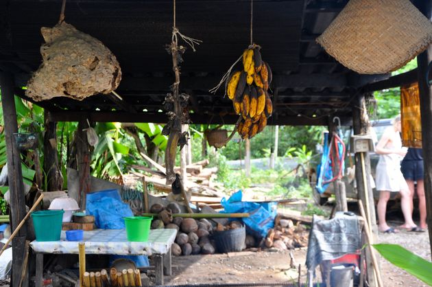 Een klein `winkeltje` waar je ze <em>sticky rice<\/em> klaarmaken in bamboes