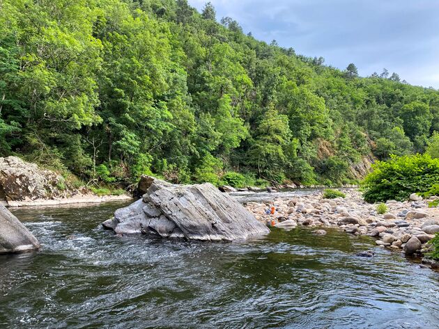 Rivier Eyrieux. Let op, je mag niet overal zwemmen vanwege de gevaarlijke stroming