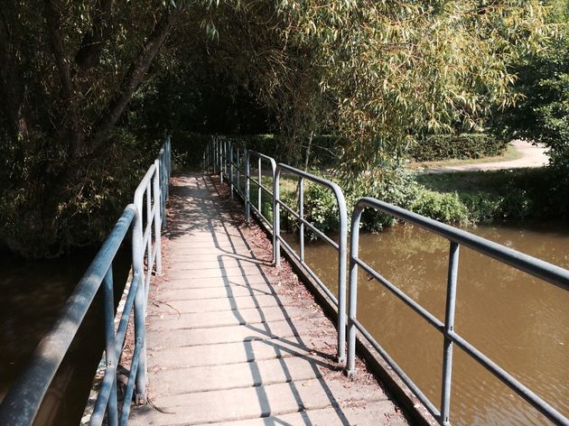 Smalle bruggetjes over riviertjes lijden je langs het water