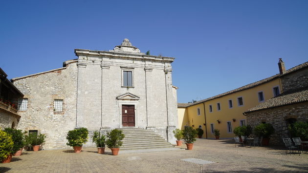 Het binnenplein met een kerk uit de 11e eeuw