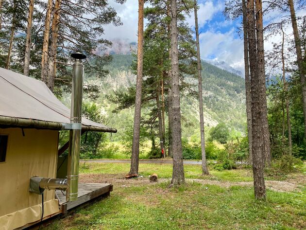 Doen tijdens deze reis: kamperen op een natuurcamping met uitzicht op de bergen