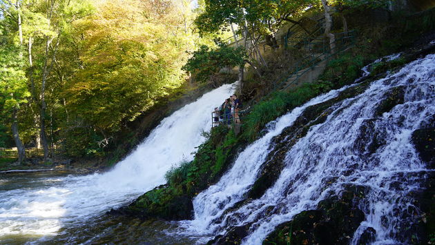 De bekende watervallen van Coo tegenwoordig omgedoopt in Plopsa Coo