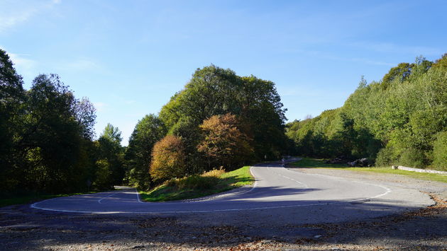 Route: prachtige wegen kronkelen door het geweldige landschap van de Ardennen in Walloni\u00eb.