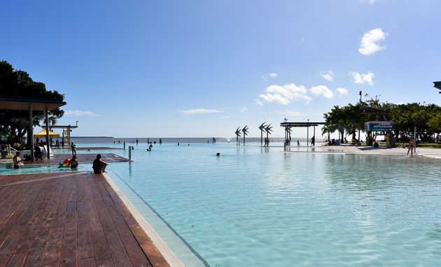 Zwemmen in zee kan niet in Cairns, maar wel in dit heerlijke zwembad!