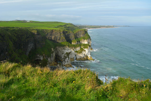 Vanuit de Mussenden Temple heb je een prachtig uitzicht op Downhill Beach