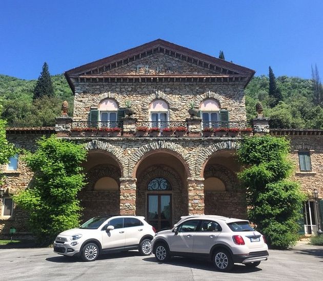 Een Fiat 500X, de perfecte auto voor een roadtrip door Toscane!