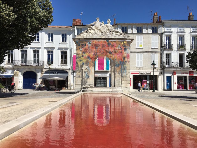 De fontijn van Rochefort kleurt rood nadat Frankrijk verloor van Portugal tijdens het EK voetbal