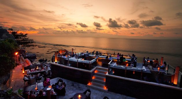 Genieten van de zonsondergang in de Rock Bar