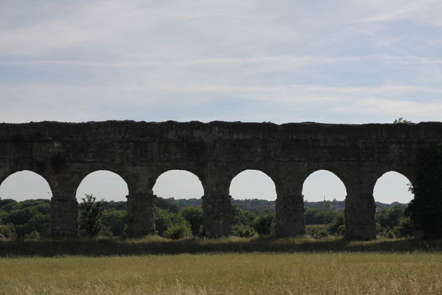 Mooi uitzicht op aquaduct Claudio