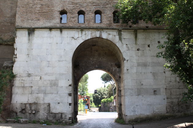 Vroeger Porta Appia, maar door de jaren heen is het uiteindelijk Porta S. Sebastiano geworden.