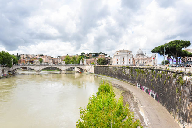 De Tiber vanaf de Engelenbrug, met in de verte het Vaticaan.