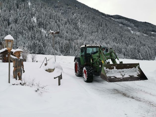 Rondje meerijden met boer Peter op de traktor in Zuid Tirol