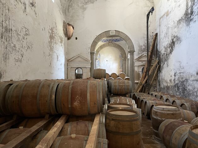 <em>In een oude kapel liggen nu wijnvaten opgestapeld.<\/em>