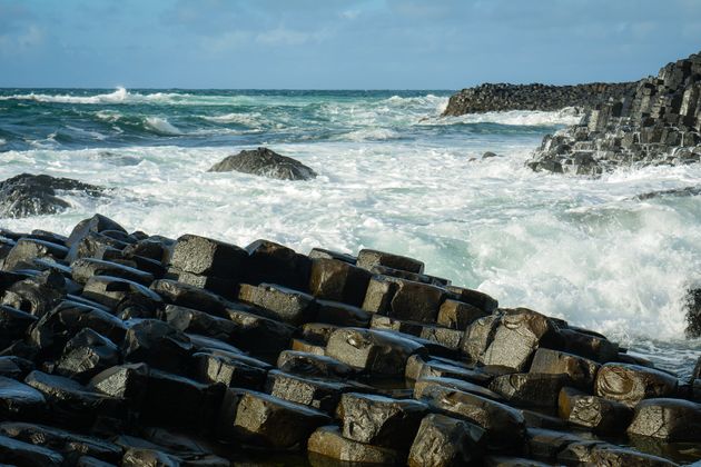 De rotsen lijken als een pad de Atlantische Oceaan in te lopen