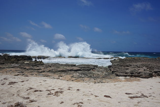 Het waait behoorlijk op Bonaire. Dit zorgt voor dit soort prachtige plaatjes van de golven.