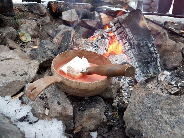 Soep opwarmen op een kampvuur