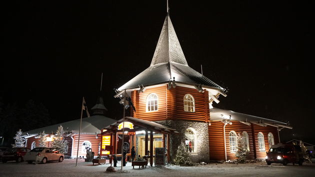 De entree van het Santa Claus Village in Rovaniemi Finland