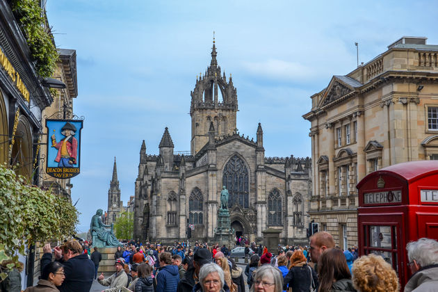 De drukste en bekendste straat van de stad is de Royal Mile.