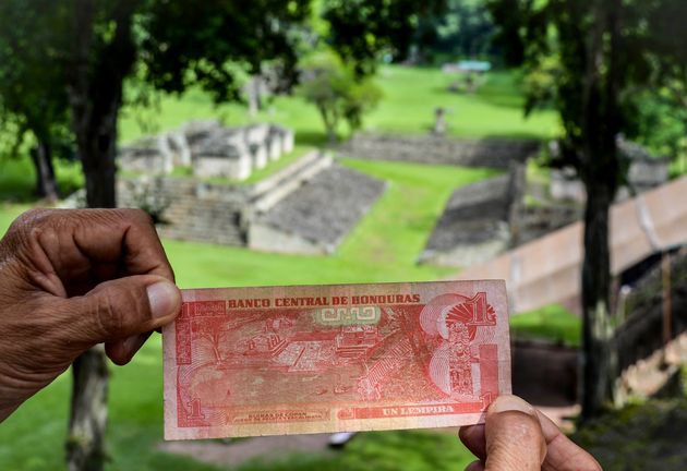 Het briefje van 1 Hondurese Lempira, met daarachter het speelveld van de Mayastad