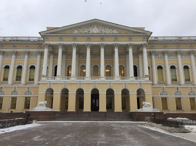 De ingang van het Russisch museum