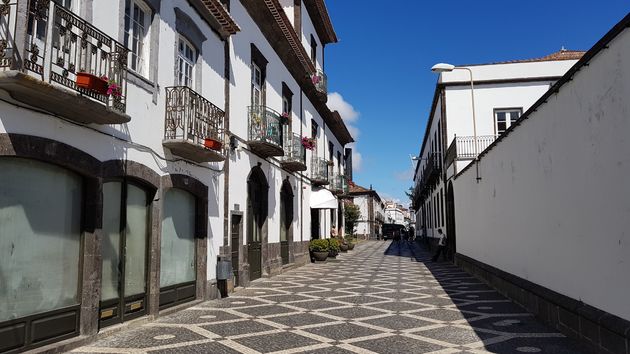 Vele witte en gekleurde huizen afgewerkt met lavasteen ontegenzeggelijk Portugees