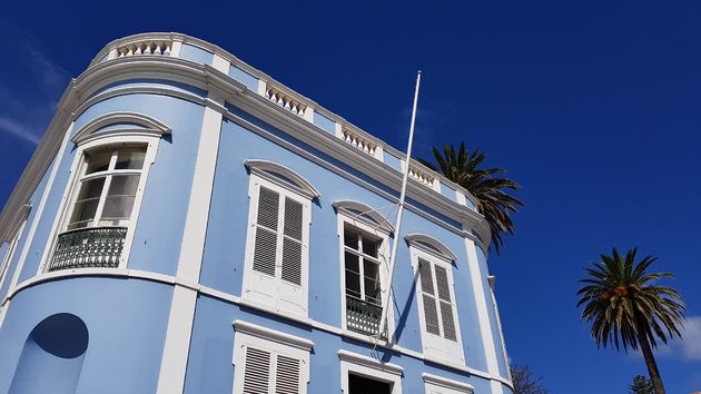 Blauw is een van de meest gebruikte kleuren voor de huizen op het eiland