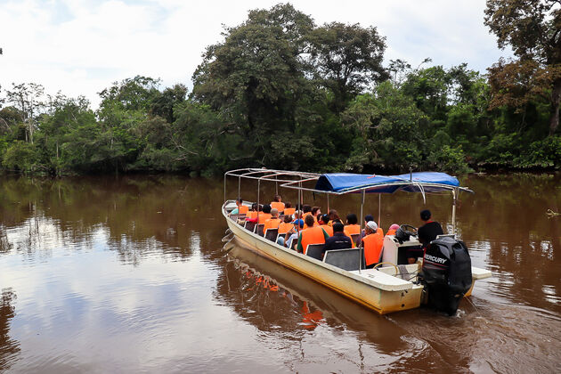 We gaan met de boot op de Klias river op zoek naar neusapen