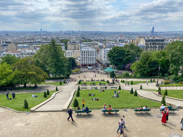 Geniet van het prachtige uitzicht op Parijs vanaf de trappen voor de Sacr\u00e9-Coeur