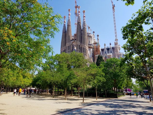 De Sagrada Familia in Barcelona op een zonnige dag