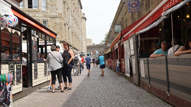 Over de volle lengte van de stadswal, restaurantjes en restaurantjes