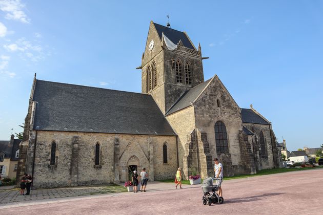 Ook een bekend dorp uit dezelfde film: Sainte-M\u00e8re-\u00c9glise