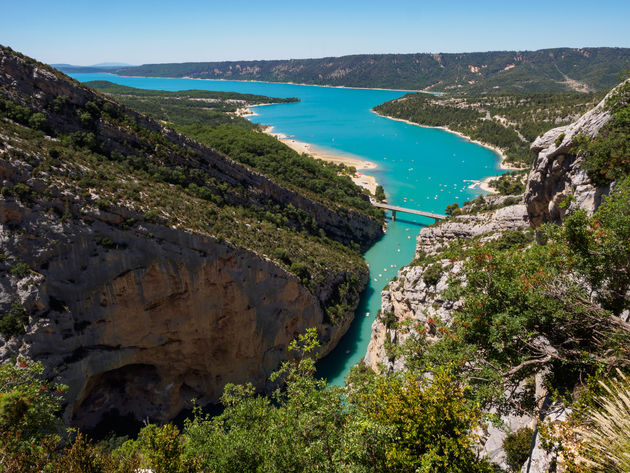 Uitzicht over het stuwmeer Sainte-Croix-du-Verdon\u00a9 salparadis