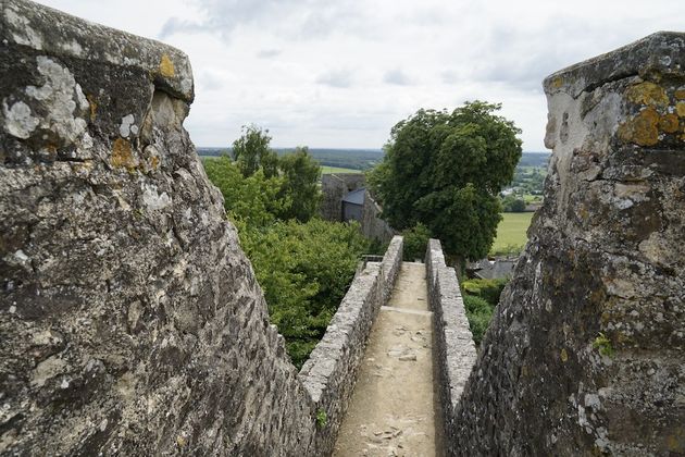 De oude stadsmuur van Sainte-Suzanne