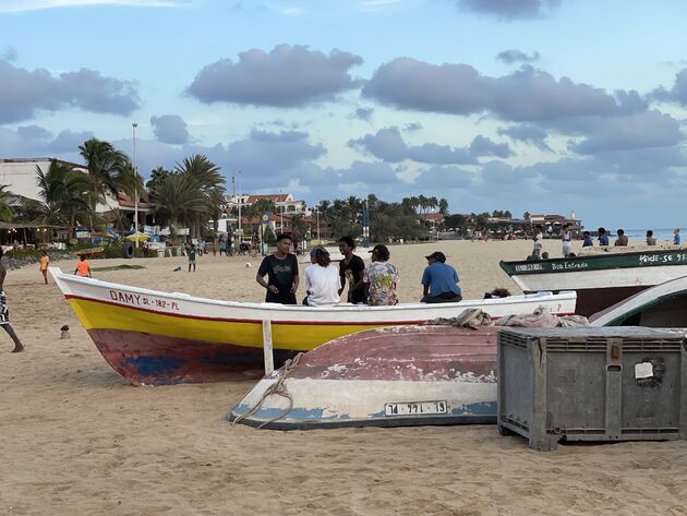 <em>Op de stranden van Santa Maria is het altijd levendig.<\/em>