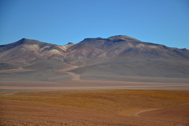 salar-de-uyuni-7-kleuren-berg.jpeg