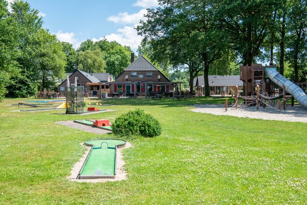 Een midgetgolfbaan, grote speeltuin voor de kids en een restaurant met snackbar