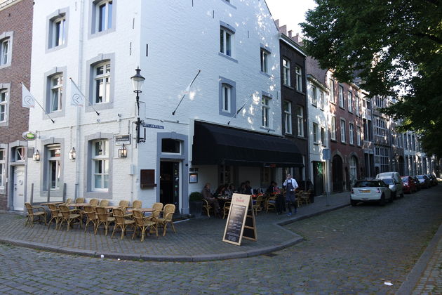 Het terras van Stadscaf\u00e9 Lure is heerlijk om op te vertoeven in de zomer.