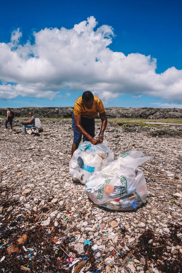Vrijwilligers zijn hard aan het werk om het eiland op te ruimen