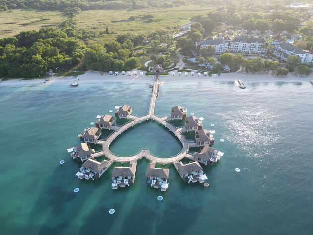 <em>Romantische over-the-water bungalows bij Sandals South Coast <\/em>