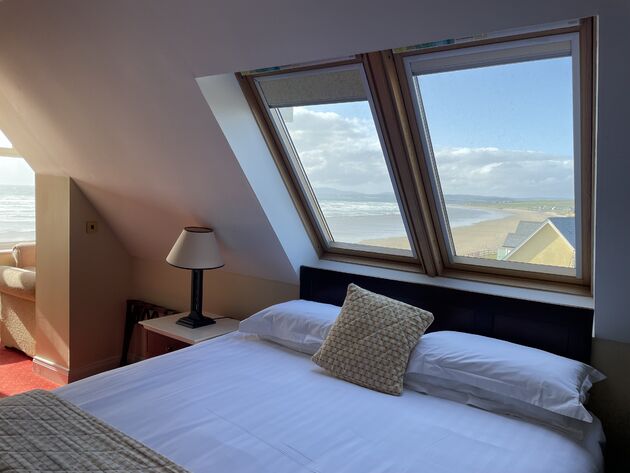 Spectaculair uitzicht vanuit onze kamer van het Sandhouse hotel in Rossnolagh.