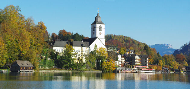 Sankt Wolfgang im Salzkammergut met het mooie witte kerkje\u00a9 olivier - Adobe Stock