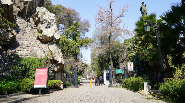 De ingang aan de zuidkant van Santa Lucia in het centrum van Santiago
