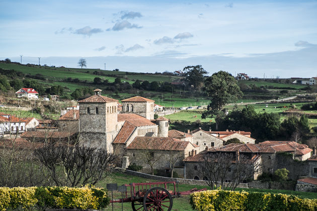 Santillana del Mar in Cantabri\u00eb \u00a9 carlos - Adobe Stock