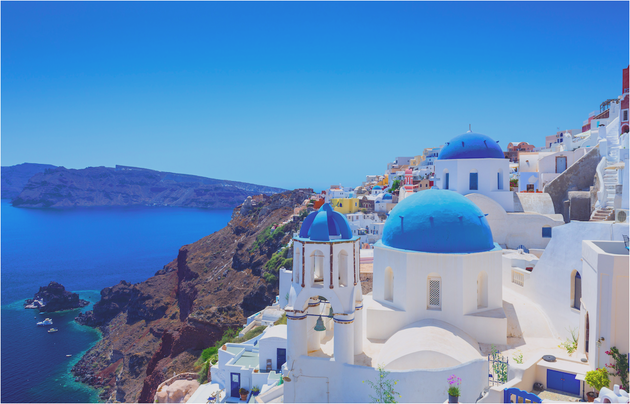 Het beroemde Griekse eiland Santorini, met witte huisjes met blauwe daken