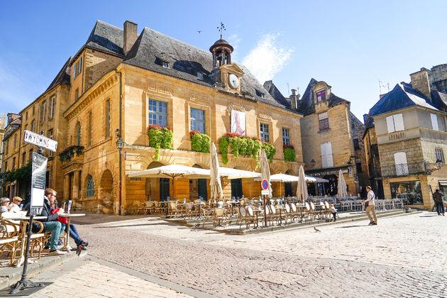 Op het centrale plein in Sarlat is het ieder weekend markt