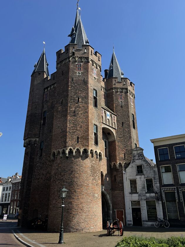 <em>Niet te missen aan de rand van de Zwolse binnenstad: de Sassenpoort<\/em>