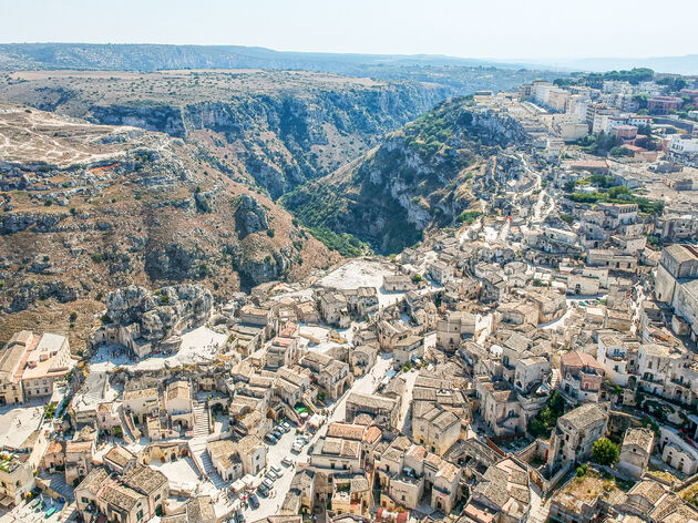 Met de drone is goed vast te leggen dat Matera naast een groene vallei ligt