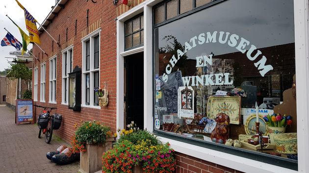 Het Fries Schaatsmuseum in Hindeloopen en een winkel waar je alles kunt kopen