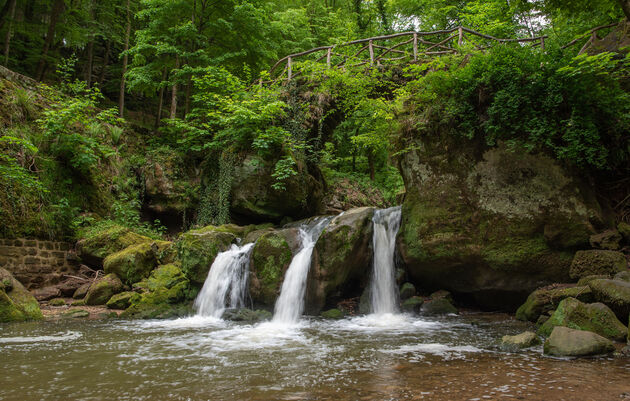 De Schiessentu\u0308mpel waterval is een van de hoogtepunten in het Mullerthal